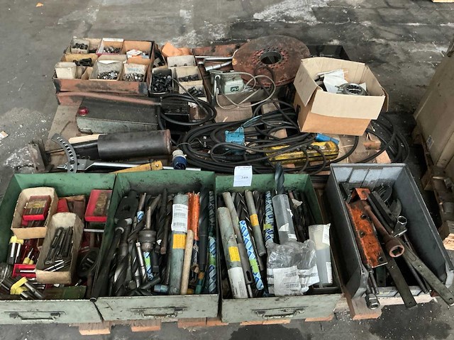 Partij gereedschappen - afbeelding 1 van  8