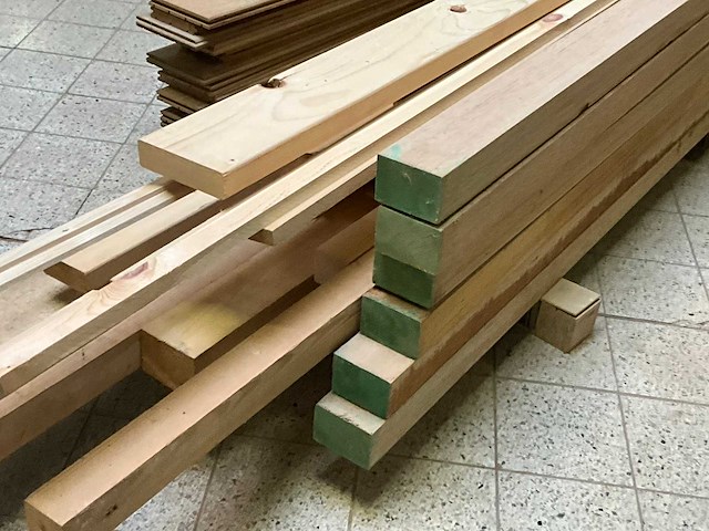 Partij geschaafd timmerhout waaronder vurenhout en meranti. - afbeelding 2 van  13