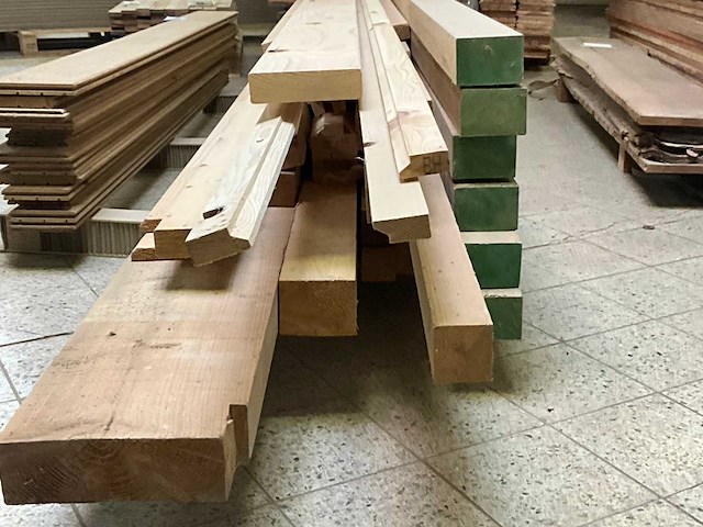 Partij geschaafd timmerhout waaronder vurenhout en meranti. - afbeelding 3 van  13
