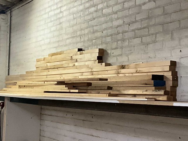 Partij geschaafd timmerhout waaronder vurenhout en meranti. - afbeelding 5 van  13