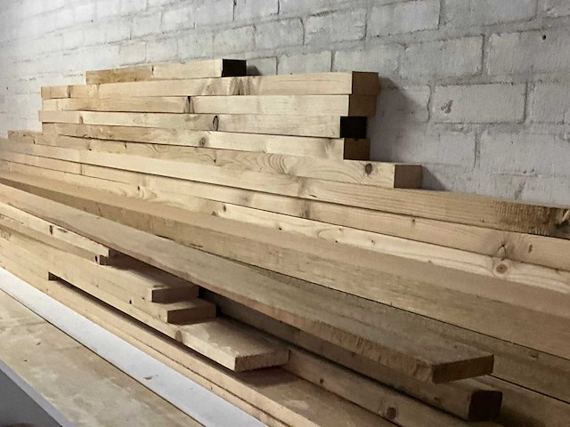 Partij geschaafd timmerhout waaronder vurenhout en meranti. - afbeelding 1 van  13
