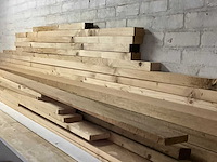 Partij geschaafd timmerhout waaronder vurenhout en meranti. - afbeelding 1 van  13