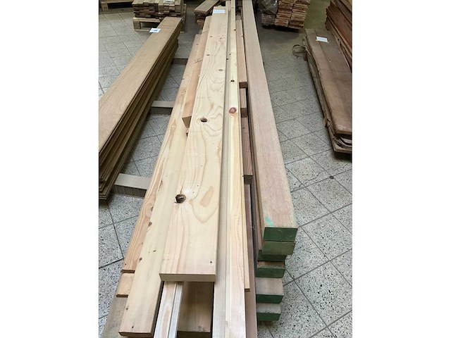 Partij geschaafd timmerhout waaronder vurenhout en meranti. - afbeelding 6 van  13
