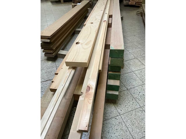 Partij geschaafd timmerhout waaronder vurenhout en meranti. - afbeelding 7 van  13