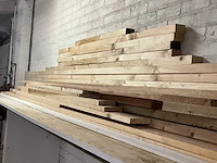 Partij geschaafd timmerhout waaronder vurenhout en meranti. - afbeelding 10 van  13