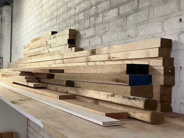 Partij geschaafd timmerhout waaronder vurenhout en meranti. - afbeelding 11 van  13