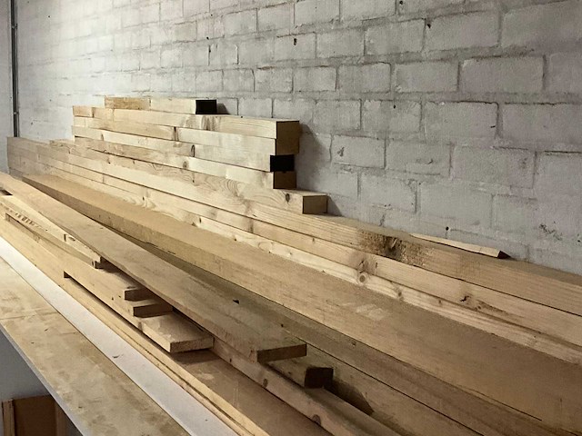 Partij geschaafd timmerhout waaronder vurenhout en meranti. - afbeelding 12 van  13