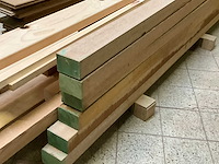 Partij geschaafd timmerhout waaronder vurenhout en meranti. - afbeelding 13 van  13