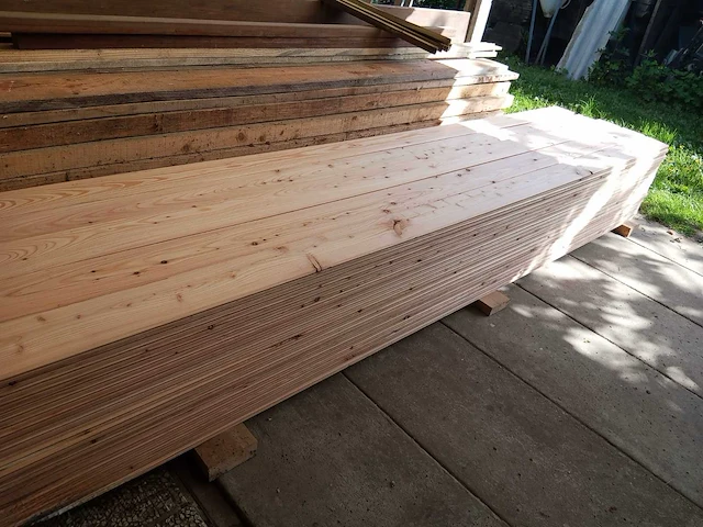 Partij geschaafde larix land- en groefplanken – 320 cm – ca. 47 m² - afbeelding 1 van  6