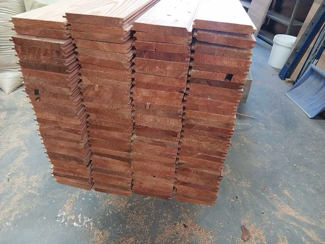 Partij geschaafde larix land- en groefplanken – 320 cm – ca. 47 m² - afbeelding 2 van  6
