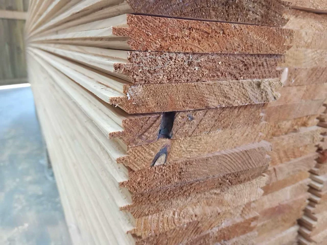 Partij geschaafde larix land- en groefplanken – 320 cm – ca. 47 m² - afbeelding 3 van  6