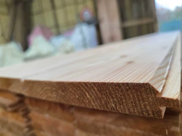 Partij geschaafde larix land- en groefplanken – 320 cm – ca. 47 m² - afbeelding 6 van  6