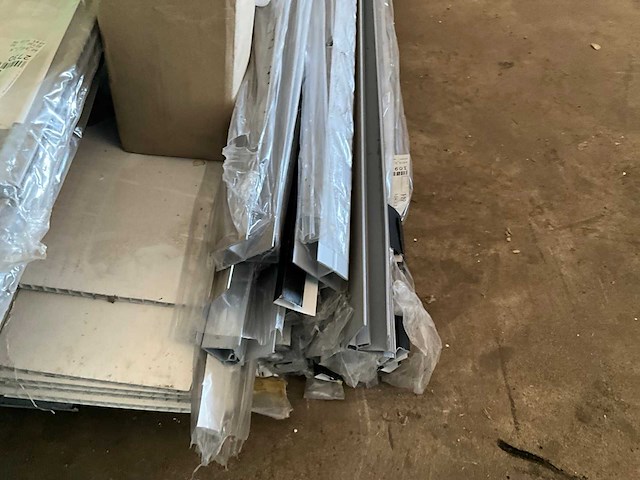 Partij gevelbekleding en/of gootafwerking flush (106x) - afbeelding 13 van  18