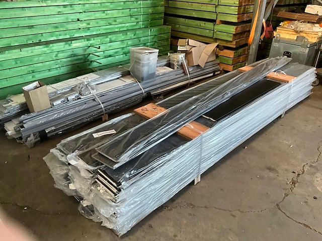 Partij gevelbekleding en/of gootafwerking flush (106x) - afbeelding 1 van  18