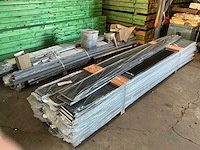 Partij gevelbekleding en/of gootafwerking flush (106x) - afbeelding 1 van  18