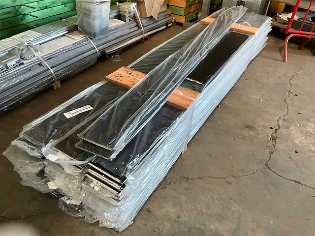 Partij gevelbekleding en/of gootafwerking flush (106x) - afbeelding 2 van  18