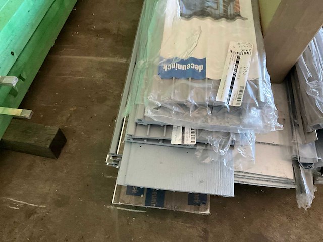 Partij gevelbekleding en/of gootafwerking flush (106x) - afbeelding 1 van  2