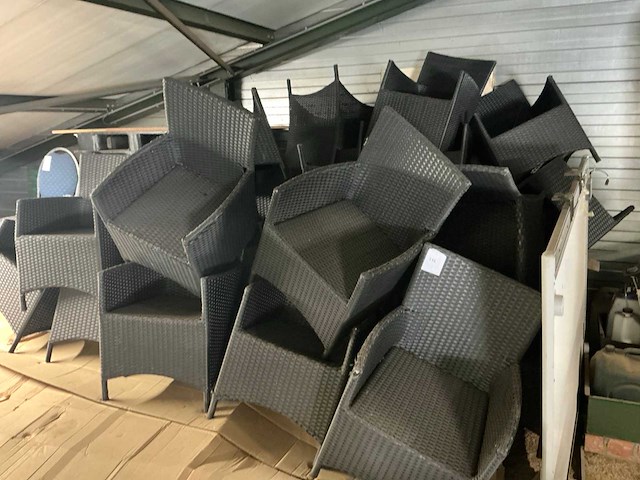 Partij gevlochten terrasstoelen - afbeelding 1 van  1