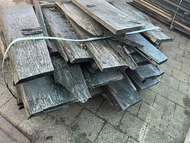 Partij gezaagde boomstamplanken eik - afbeelding 4 van  4