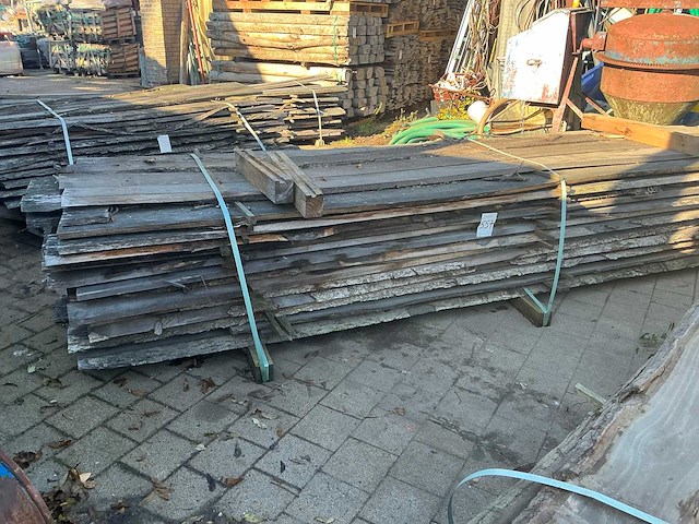 Partij gezaagde boomstamplanken eik - afbeelding 1 van  4