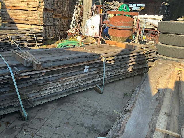 Partij gezaagde boomstamplanken eik - afbeelding 3 van  4