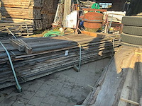 Partij gezaagde boomstamplanken eik - afbeelding 3 van  4