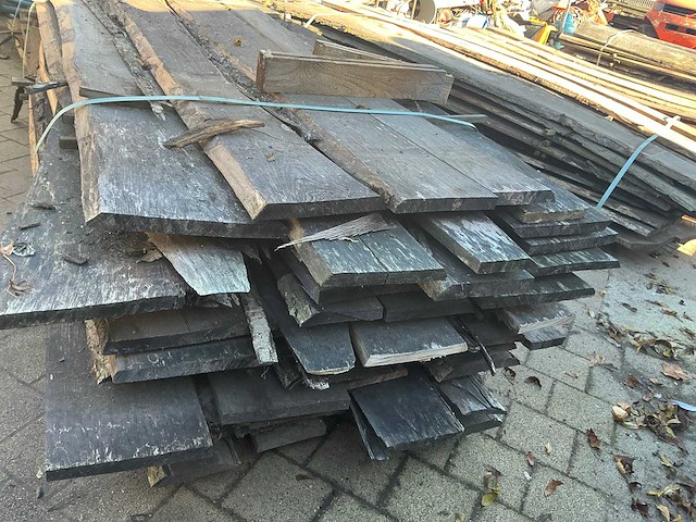 Partij gezaagde boomstamplanken eik - afbeelding 2 van  4