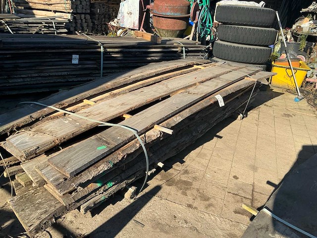 Partij gezaagde boomstamplanken eik - afbeelding 1 van  4