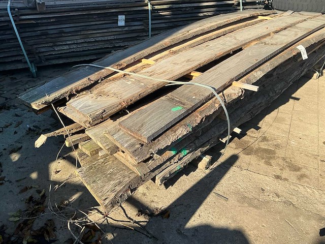 Partij gezaagde boomstamplanken eik - afbeelding 3 van  4