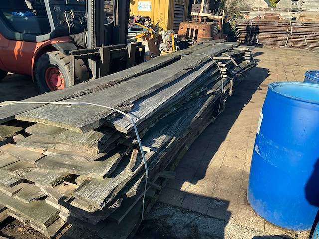 Partij gezaagde boomstamplanken eik - afbeelding 2 van  4