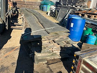 Partij gezaagde boomstamplanken eik - afbeelding 4 van  4