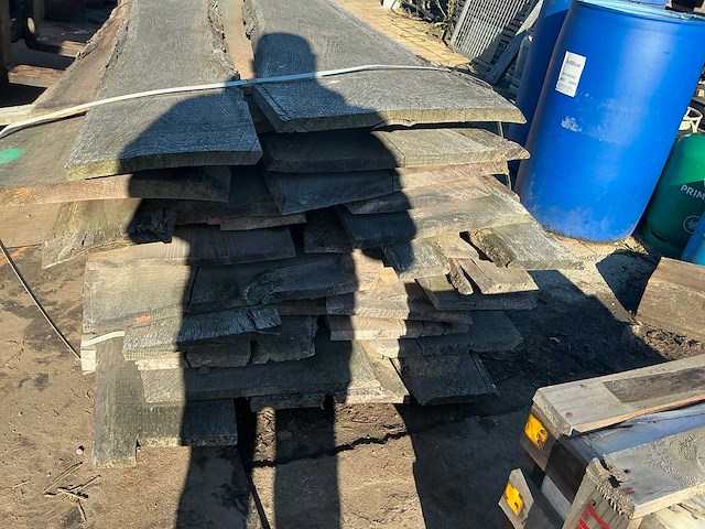 Partij gezaagde boomstamplanken eik - afbeelding 1 van  4