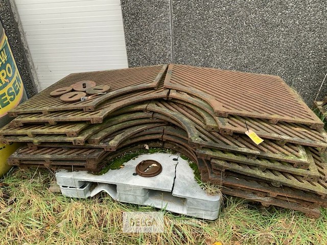 Partij gietijzeren boomroosters - afbeelding 1 van  1