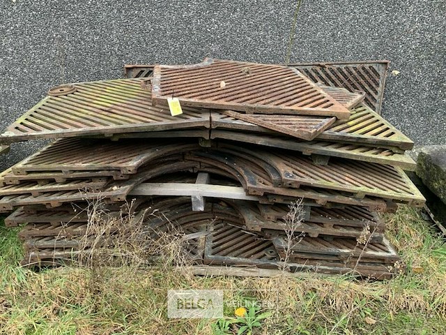 Partij gietijzeren boomroosters - afbeelding 1 van  2