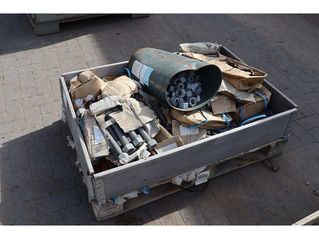 Partij grote bevestigingsmaterialen op pallet - afbeelding 1 van  1