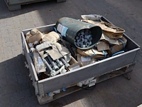 Partij grote bevestigingsmaterialen op pallet