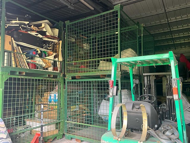 Partij grote magazijnbakken (32x) - afbeelding 1 van  4