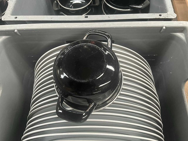 Partij grote ronde borden en mini casseroles - afbeelding 3 van  10