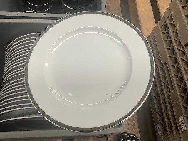 Partij grote ronde borden en mini casseroles - afbeelding 6 van  10