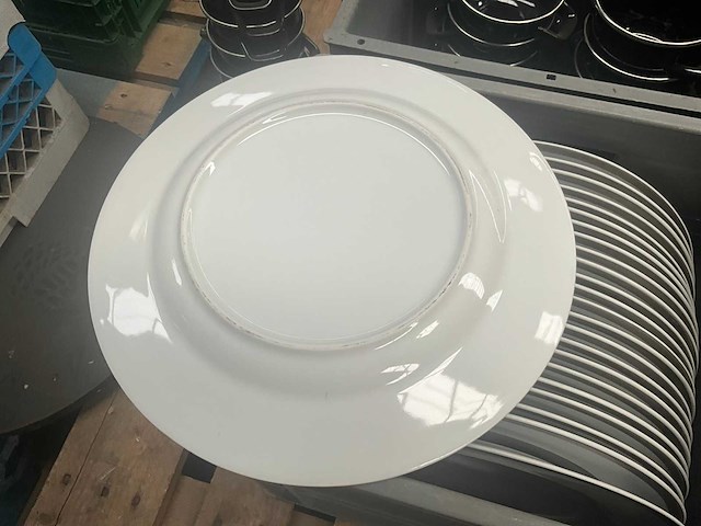 Partij grote ronde borden en mini casseroles - afbeelding 7 van  10