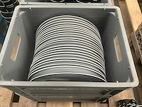 Partij grote ronde borden en mini casseroles - afbeelding 8 van  10