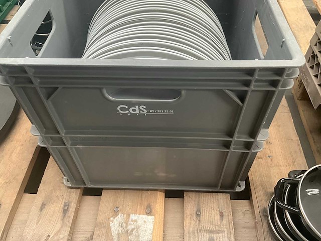 Partij grote ronde borden en mini casseroles - afbeelding 9 van  10