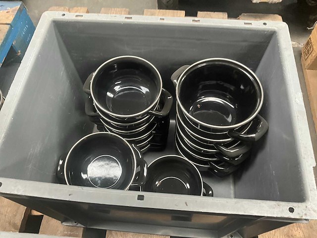 Partij grote ronde borden en mini casseroles - afbeelding 10 van  10