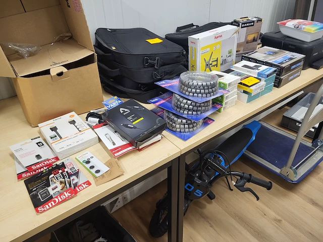 Partij gsm en multimedia accessoires - afbeelding 1 van  11
