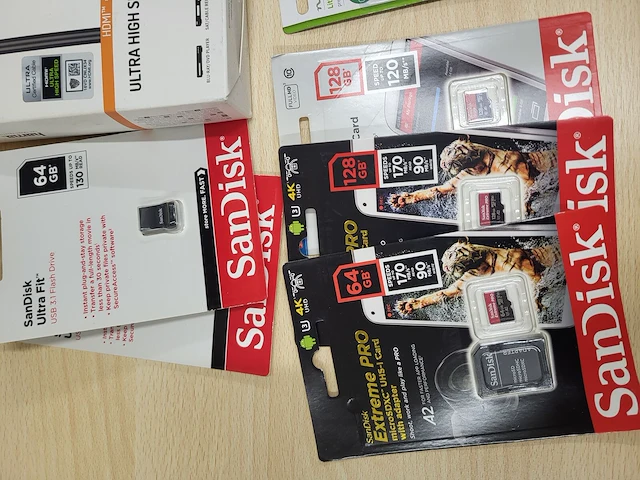 Partij gsm en multimedia accessoires - afbeelding 2 van  11