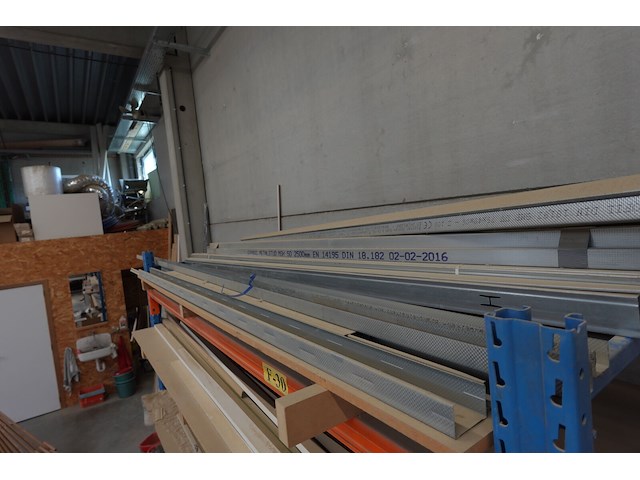 Partij gyproc studs + inhoud rek - afbeelding 4 van  6