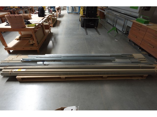 Partij gyproc studs + inhoud rek - afbeelding 5 van  6