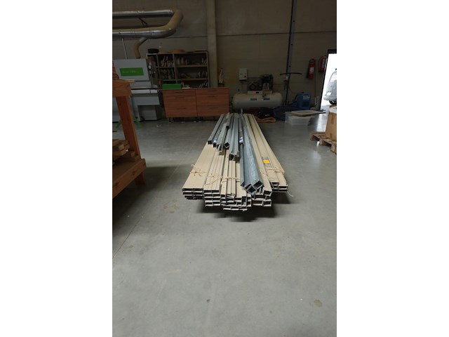 Partij gyproc studs + inhoud rek - afbeelding 6 van  6