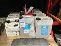 Partij handalcohol en mondmaskers - afbeelding 1 van  4