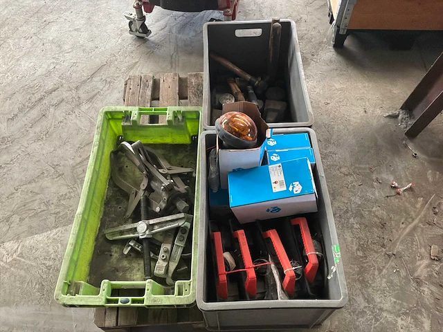 Partij handgereedschap en accu werklichten - afbeelding 1 van  5
